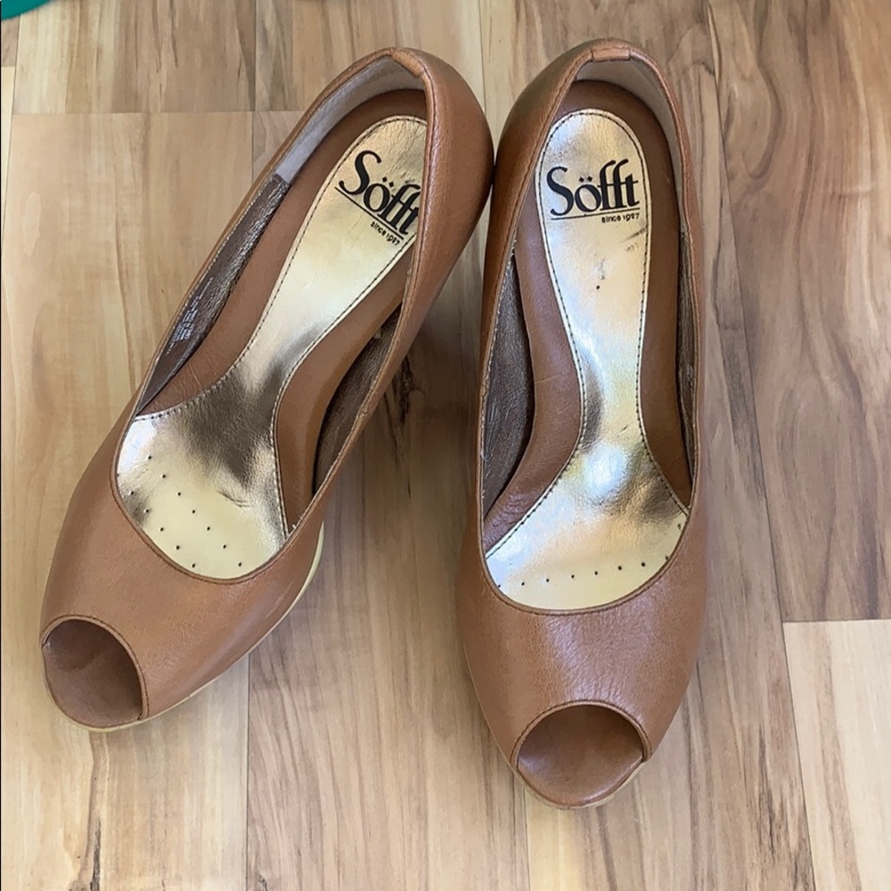 Peep toe pumps
